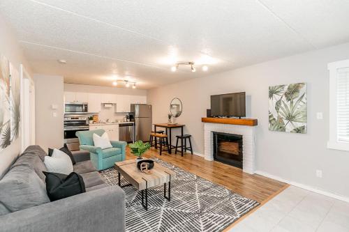 Køkken eller tekøkken på South Wind - Modern Condo in Collingwood - Sleep 5