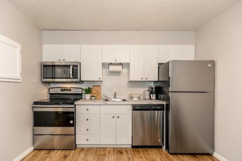 Køkken eller tekøkken på South Wind - Modern Condo in Collingwood - Sleep 5