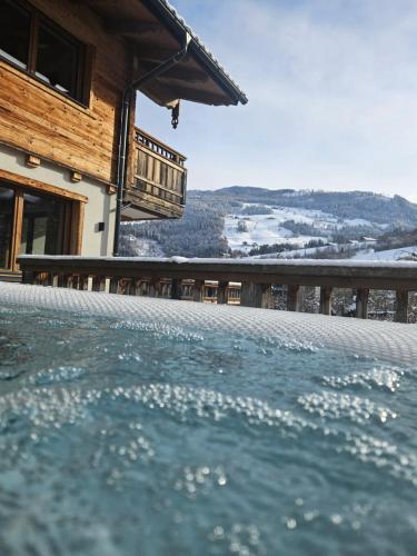 ein Pool an der Seite eines Hauses in der Unterkunft Rocks Schladming in Schladming