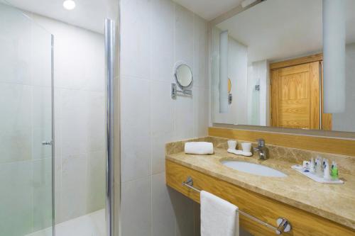 ein Bad mit einem Waschbecken und einer Dusche in der Unterkunft Hotel Setif Plus in Sétif