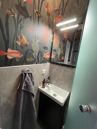 基尔Altbaucharme Deluxe mit Balkon的浴室里有洗手池和镜子