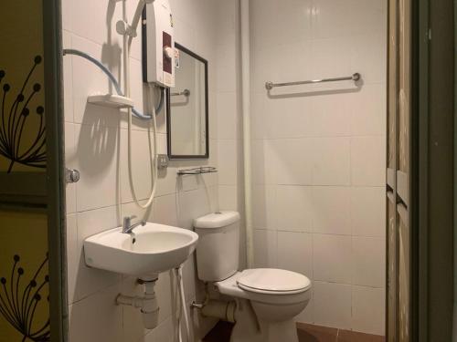 バトゥ・フェリンギにあるD'Feringghi Hotelのトイレと洗面台のあるバスルーム