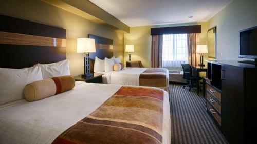 Postel nebo postele na pokoji v ubytování Best Western Rama Inn