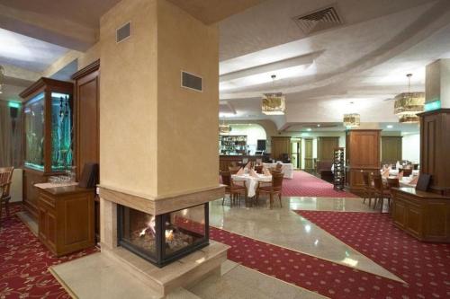 En restaurant eller et andet spisested på Mountain View Studio Borovets Hills A60