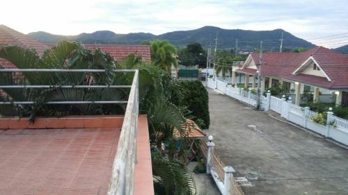 una vista desde el balcón de una casa en Baan Chockchai 3, en Bang Sare