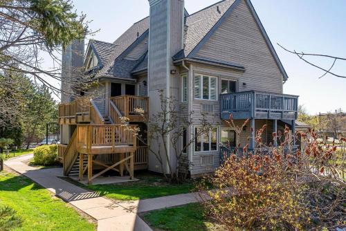 ein Haus mit einer Veranda und einer Terrasse in der Unterkunft Stay A While Ski-In-Out Hot Tub & Shuttle in Blue Mountains