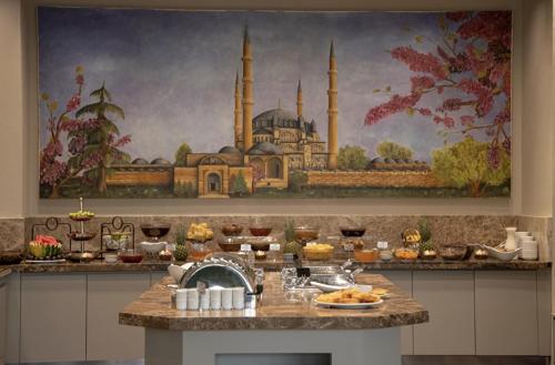 エディルネにあるヒリー ホテルのモスクの大きな絵が飾られたキッチン