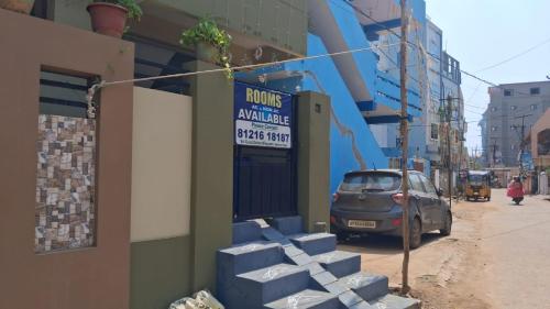 Η γειτονιά γύρω από ή μία γειτονιά κοντά σε αυτό το δωμάτιο σε οικογενειακή κατοικία