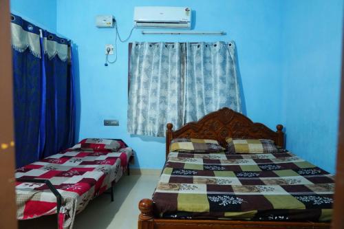 Ένα ή περισσότερα κρεβάτια σε δωμάτιο στο Sri Gurudatta Nilayam