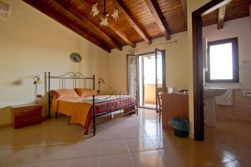 a bedroom with a bed and a sink at Villa Jolanda & Carmelo in Villaggio Mosè