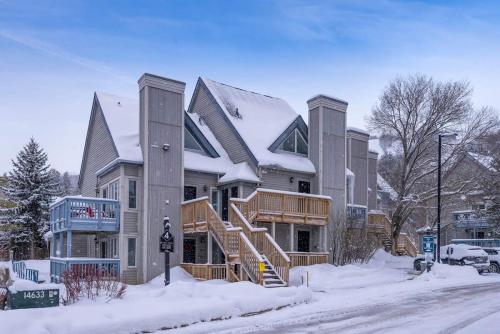 een groot huis met sneeuw erop bij Mountain Peaks Ski-In-Out Pool Shuttle in Blue Mountains