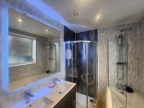 Ένα μπάνιο στο Charming Tudor Cottage White House Free Wifi Manchester