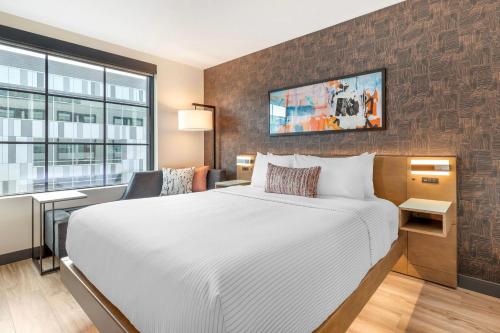 Una cama o camas en una habitación de Cambria Hotel Denver Downtown RiNo