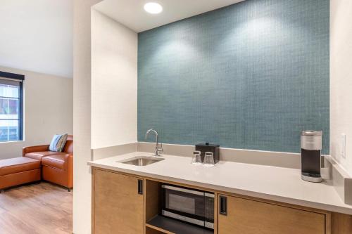 Una cocina o cocineta en Cambria Hotel Denver Downtown RiNo