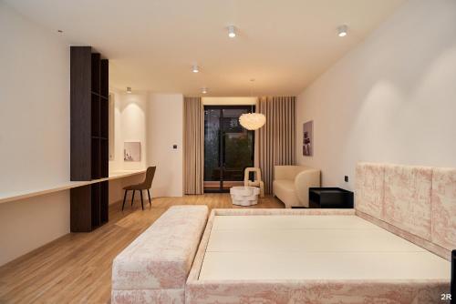 un soggiorno con un divano e un tavolo di Villa Mystery Saigon ad Ho Chi Minh