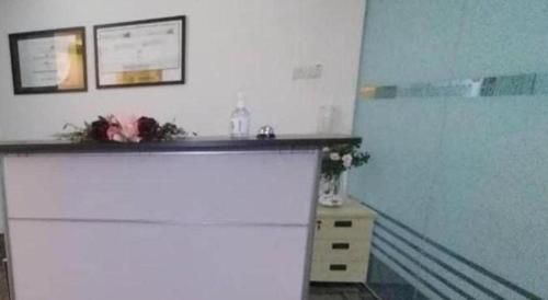 um quarto com uma secretária e um balcão num quarto em OYO 90797 Napoh Motel em Kampong Bendang Perang