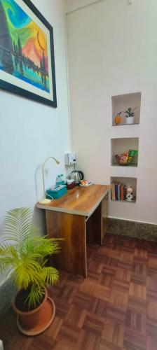 Η βιβλιοθήκη του ξενώνα