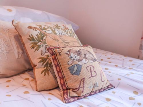 En eller flere senge i et værelse på Pine Cottage