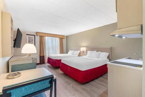 Ένα ή περισσότερα κρεβάτια σε δωμάτιο στο MainStay Suites Lansing West