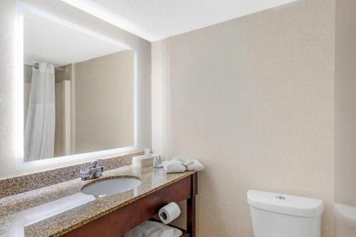 Ένα μπάνιο στο MainStay Suites Lansing West