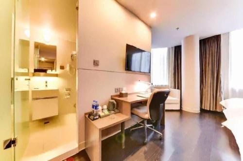 Una televisión o centro de entretenimiento en Jinjiang Inn Select Harbin Zhongyang Street Pedestrian Street Airport Bus Station