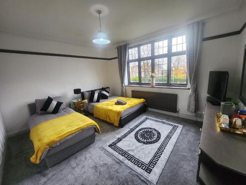 Ένα ή περισσότερα κρεβάτια σε δωμάτιο στο Charming Tudor Cottage White House Free Wifi Manchester