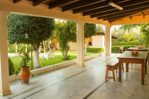Country House Filippos - Private Garden Escape في Katarrákhion: فناء خارجي مع طاولة وكراسي وشجرة