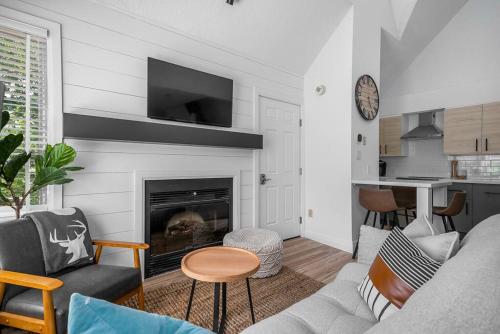 een woonkamer met een bank en een open haard bij Arrowhead Retreat Ski-In-Out Pool Shuttle in Blue Mountains
