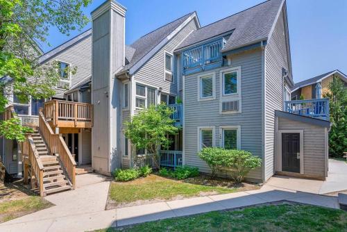 een groot huis met een trap ervoor bij Arrowhead Retreat Ski-In-Out Pool Shuttle in Blue Mountains