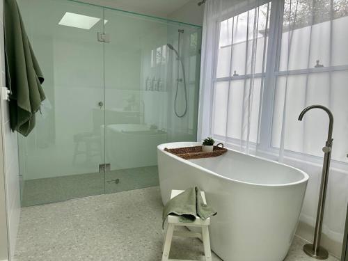 Ένα μπάνιο στο Olive & Salt