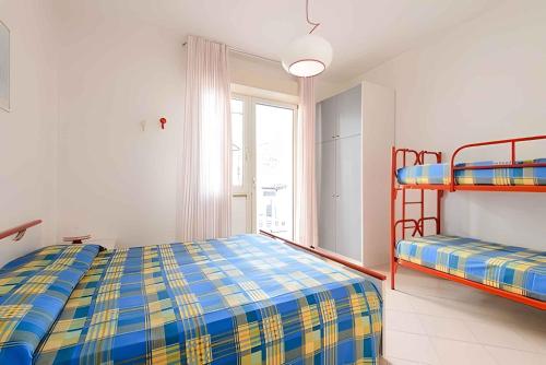 Ένα ή περισσότερα κρεβάτια σε δωμάτιο στο Apartments in Lignano 21774