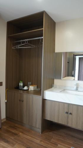 Kuchyň nebo kuchyňský kout v ubytování Marina Hotel Lạng Sơn