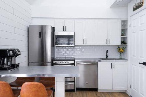 Kuchyň nebo kuchyňský kout v ubytování Northern Peaks Ski In-Out Hot Tub Shuttle Access