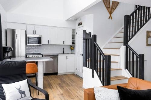 Kuchyň nebo kuchyňský kout v ubytování Northern Peaks Ski In-Out Hot Tub Shuttle Access