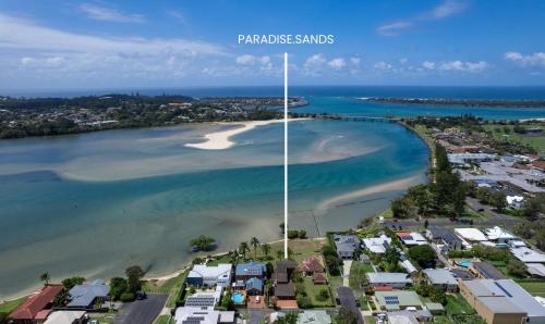 バリナにあるParadise Sands - Oceanstaysの家屋付き海岸の空中景色