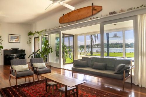 バリナにあるParadise Sands - Oceanstaysのソファとテーブルのあるリビングルーム