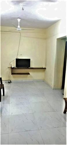 an empty room with a tv on the wall at Calm Studio 6 in Jāmb