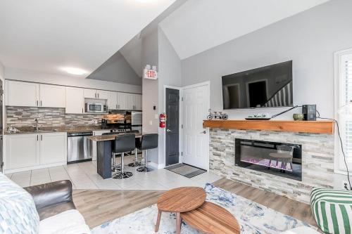 a living room with a fireplace and a tv at Mountain View Ski-In-Out Pool Shuttle to Blue in Blue Mountains