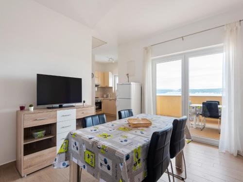 Simplistic Apartment in Neviđane near Sea beach
