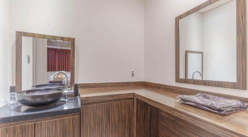 首尔Jardin Hotel的浴室里有洗手池和镜子