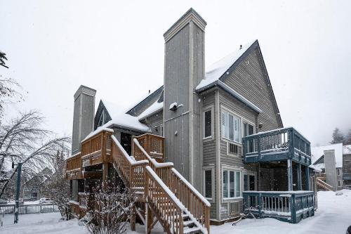 een groot huis met sneeuw aan de zijkant bij Northern Tranquility Ski-In-Out Pool Shuttle in Blue Mountains