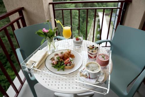 uma mesa com um prato de comida e bebidas em Best Western Plus Paradise Hotel Dilijan em Dilijan