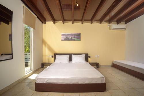 Postel nebo postele na pokoji v ubytování Terra Vine Collection - Raisin House