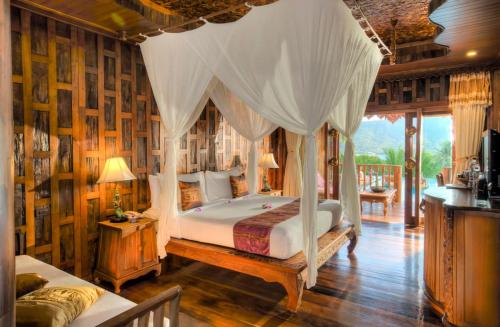 En eller flere senge i et værelse på Santhiya Koh Phangan - Supreme Deluxe Pool Access