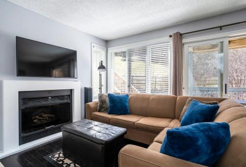 Et opholdsområde på Blue Escape - Ski-In-Out Hot Tub Shuttle