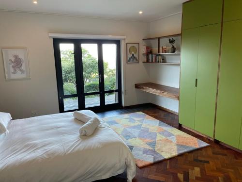 Giường trong phòng chung tại Table Mountain mid-century magic