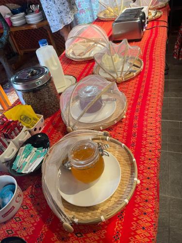 uma mesa com pratos de comida em cima em Boutique House Nipha em Chiang Mai