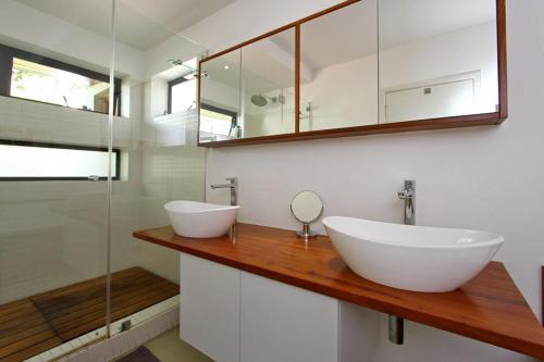 Phòng tắm tại Table Mountain mid-century magic