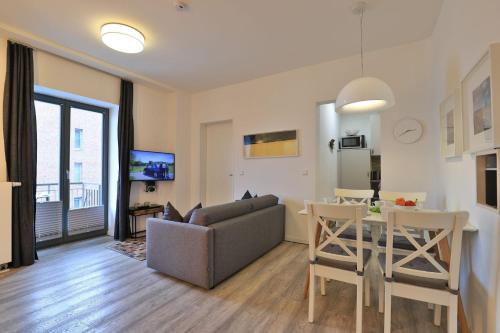 un soggiorno con un divano e un tavolo di Ohlerich Speicher App_ 12 a Wismar