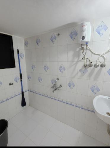 Bilik mandi di Luxurious Ac bed in Thane Male Only